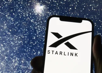 Один тариф на весь світ: SpaceX готує глобальний Starlink Mobile Starlink Mobile на смартфоні на тлі супутникової мережі
