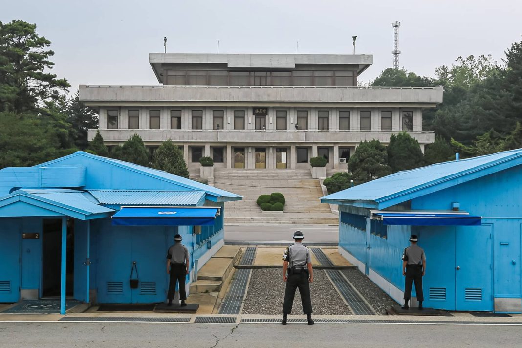 KoreanDMZ Військові на кордоні Південної та Північної Кореї у демілітаризованій зоні