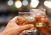 Келихи з алкоголем під час застілля