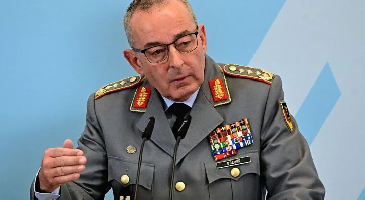 Генеральний інспектор Бундесверу Карстен Бройер. Глава Бундесверу Карстен Бройер закликав Німеччину готуватися до оборони