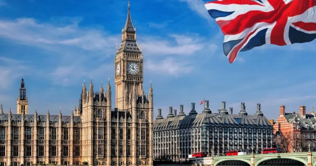 Парламент Великої Британії та британський прапор у Лондоні