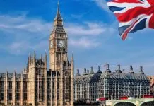Парламент Великої Британії та британський прапор у Лондоні