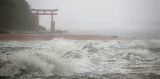 Typhoon «Dujuan» has approached Tokyo: 275 flights have been cancelled Rain clouds over the Japanese coast as Typhoon «Duzhuan» approaches»