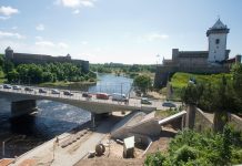 Russia has restricted traffic near the border with Estonia until 26 September The Narva River on the border between Estonia and Russia