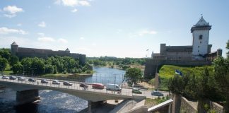 Russia has restricted traffic near the border with Estonia until 26 September The Narva River on the border between Estonia and Russia