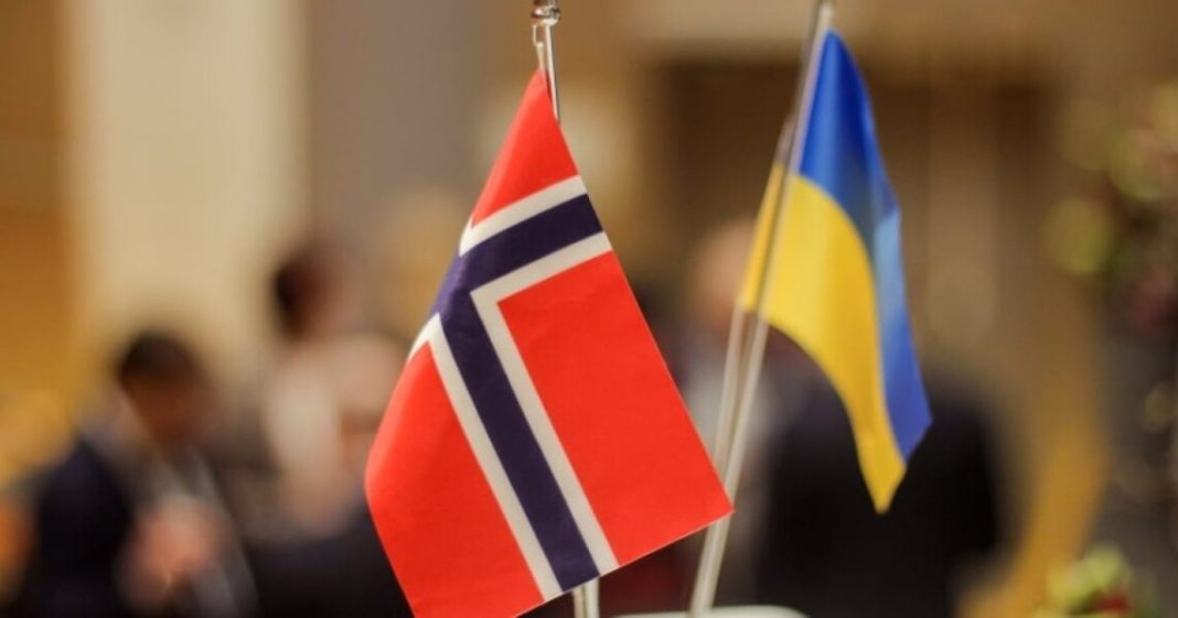 227003-1_large The flags of Norway and Ukraine