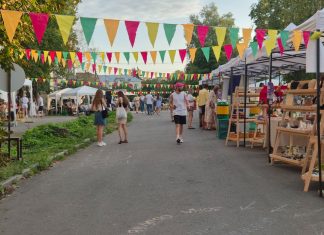 У Києві тимчасово заборонять розважальні та спортивні заходи без укриттів Масовий захід просто неба в Києві