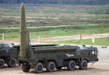 РФ готує нову далекобійну балістику: чого чекати Україні Російська балістична ракети на пусковій установці