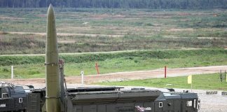 РФ готує нову далекобійну балістику: чого чекати Україні Російська балістична ракети на пусковій установці