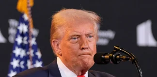 Трамп вимагає від країн компенсації США після війни з Іраном Танкери проходять Ормузькою протокою