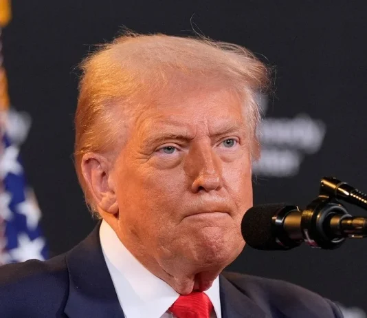 Трамп вимагає від країн компенсації США після війни з Іраном Танкери проходять Ормузькою протокою