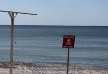Огородження та знак попередження про мінну небезпеку на узбережжі
