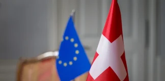 Швейцарія змінює підхід до безпеки через війну в Україні Прапор Швейцарії на тлі нової стратегії безпеки