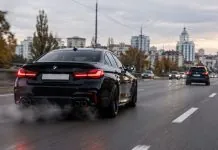 Рада взялася за гучні авто та мотоцикли: які штрафи загрожують водіям Автомобіль із гучною вихлопною системою на дорозі