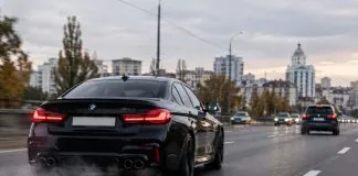 Автомобіль із гучною вихлопною системою на дорозі