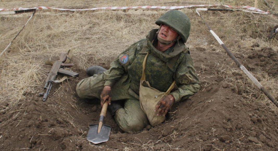 42c632098f394a36 A Russian soldier during fieldwork