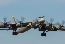 Російський стратегічний бомбардувальник Ту-95МС у польоті