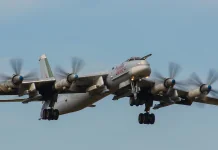 Російський стратегічний бомбардувальник Ту-95МС у польоті