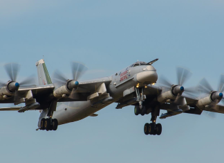 Російський стратегічний бомбардувальник Ту-95МС у польоті