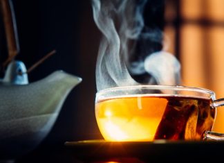 П’єте чай або каву дуже гарячими? Вчені попередили про ризик раку Чашка гарячого чаю з парою