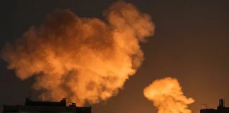 A column of fire and smoke, filmed by eyewitnesses in the Gostomel area