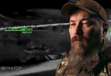 Роберт Бровді на на тлі знищених підстанцій у Криму