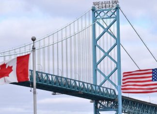 Торгова війна США і Канади загострюється: Оттава ввела мита до 50% Прапори Канади та США на тлі торговельного конфлікту