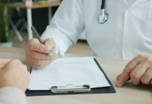 Типові помилки при оформленні та користуванні медичною страховкою Лікар пояснює пацієнту умови медичного страхування