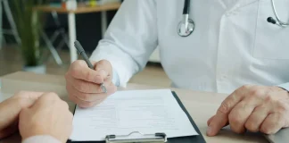 Common mistakes when taking out and using health insurance The doctor explains the terms of the health insurance policy to the patient