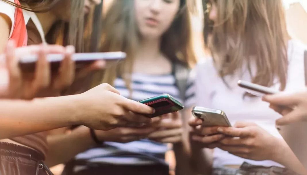 Teenagers use smartphones instead of reading books