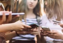 ШІ, смартфони й менше книг: OECD зафіксувала різке падіння знань підлітків Підлітки користуються смартфонами замість читання книг