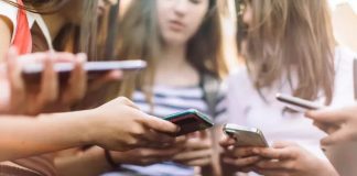 AI, smartphones and fewer books: the OECD has recorded a sharp decline in teenagers’ knowledge Teenagers use smartphones instead of reading books