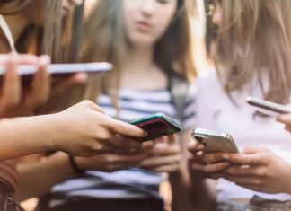 Підлітки користуються смартфонами замість читання книг