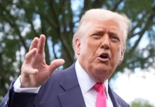 Суд заблокував заборону Трампа для CNN, MS NOW і Politico Президент США Дональд Трамп під час спілкування з журналістами