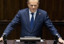 Туск скликає екстрену нараду після ударів Росії біля Польщі Дональд Туск під час урядової наради