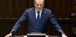 Туск скликає екстрену нараду після ударів Росії біля Польщі Дональд Туск під час урядової наради