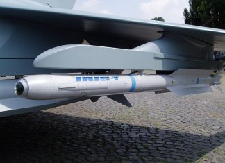 Німеччина передасть Україні ракети IRIS-T і тисячі ударних дронів IRIS-T під крилом літака