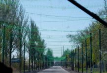 Україна посилює захист важливих доріг від дронів Антидронові сітки над автомобільною дорогою в Україні