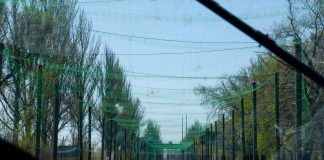Україна посилює захист важливих доріг від дронів Антидронові сітки над автомобільною дорогою в Україні