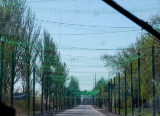 Україна посилює захист важливих доріг від дронів Антидронові сітки над автомобільною дорогою в Україні