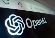 OpenAI визнала використання вікісайтів її агентами для координації Логотип OpenAI на екрані поруч із зображенням вікісторінки