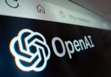 OpenAI визнала використання вікісайтів її агентами для координації Логотип OpenAI на екрані поруч із зображенням вікісторінки