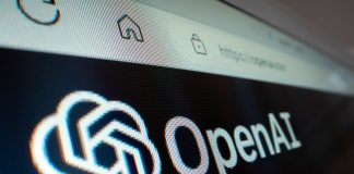 OpenAI визнала використання вікісайтів її агентами для координації Логотип OpenAI на екрані поруч із зображенням вікісторінки