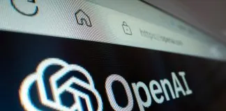 OpenAI визнала використання вікісайтів її агентами для координації Логотип OpenAI на екрані поруч із зображенням вікісторінки