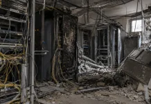 У Києві нові проблеми з інтернетом: пошкоджено мережі трьох провайдерів Пошкоджене серверне обладнання після російської атаки на Київ