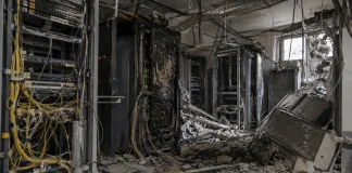 У Києві нові проблеми з інтернетом: пошкоджено мережі трьох провайдерів Пошкоджене серверне обладнання після російської атаки на Київ