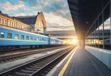 Нові правила Укрзалізниці під час тривог: коли зупинятимуть посадку Пасажирський поїзд Укрзалізниці на залізничному вокзалі