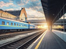 Нові правила Укрзалізниці під час тривог: коли зупинятимуть посадку Пасажирський поїзд Укрзалізниці на залізничному вокзалі