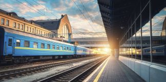 Нові правила Укрзалізниці під час тривог: коли зупинятимуть посадку Пасажирський поїзд Укрзалізниці на залізничному вокзалі