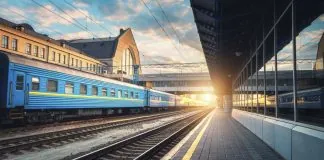 Нові правила Укрзалізниці під час тривог: коли зупинятимуть посадку Пасажирський поїзд Укрзалізниці на залізничному вокзалі